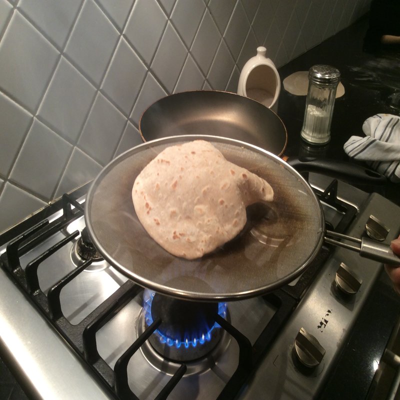 Fluffing a chappati using a splatter guard